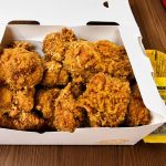 与 BBQ 脆爽炸鸡(BBQ 콰삭치킨,Kwasak Chicken)一起度过的夜晚 bbq chicken delivery korea
