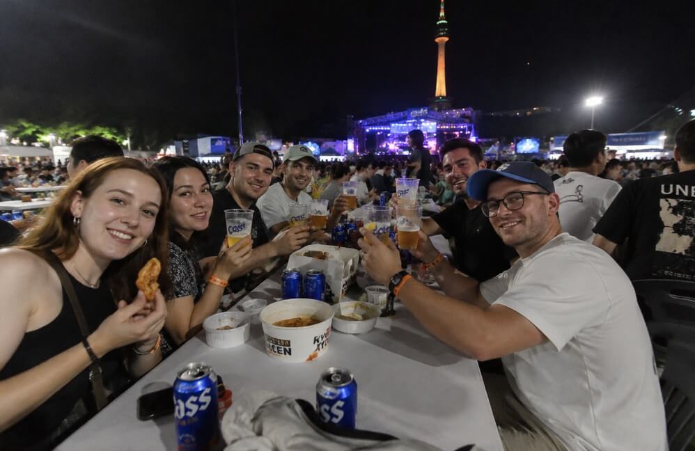 international tourists at korean food festival