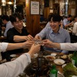 韩国 건배(Geonbae)文化:外国游客必须了解的韩国饮酒礼仪 korean work dinner cheers